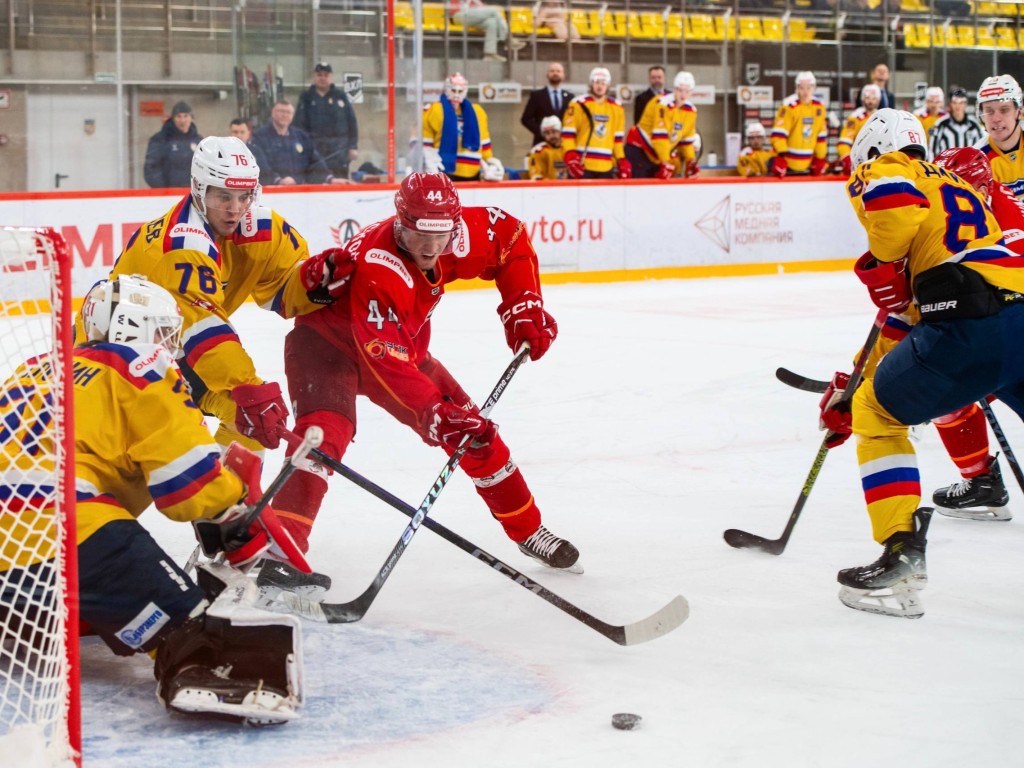 Не хватило одной шайбы: воскресенский «Химик» уступил «Горняку» в последней игре года