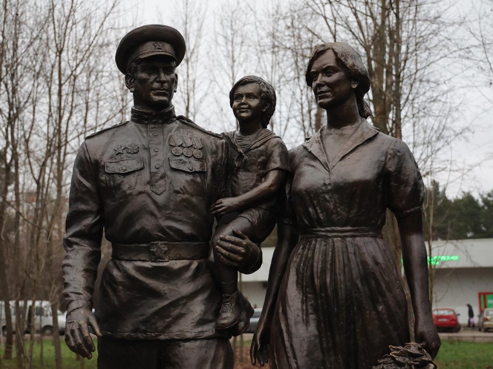 Важный символ: памятник «Послевоенная молодая семья» открыли в Балашихе