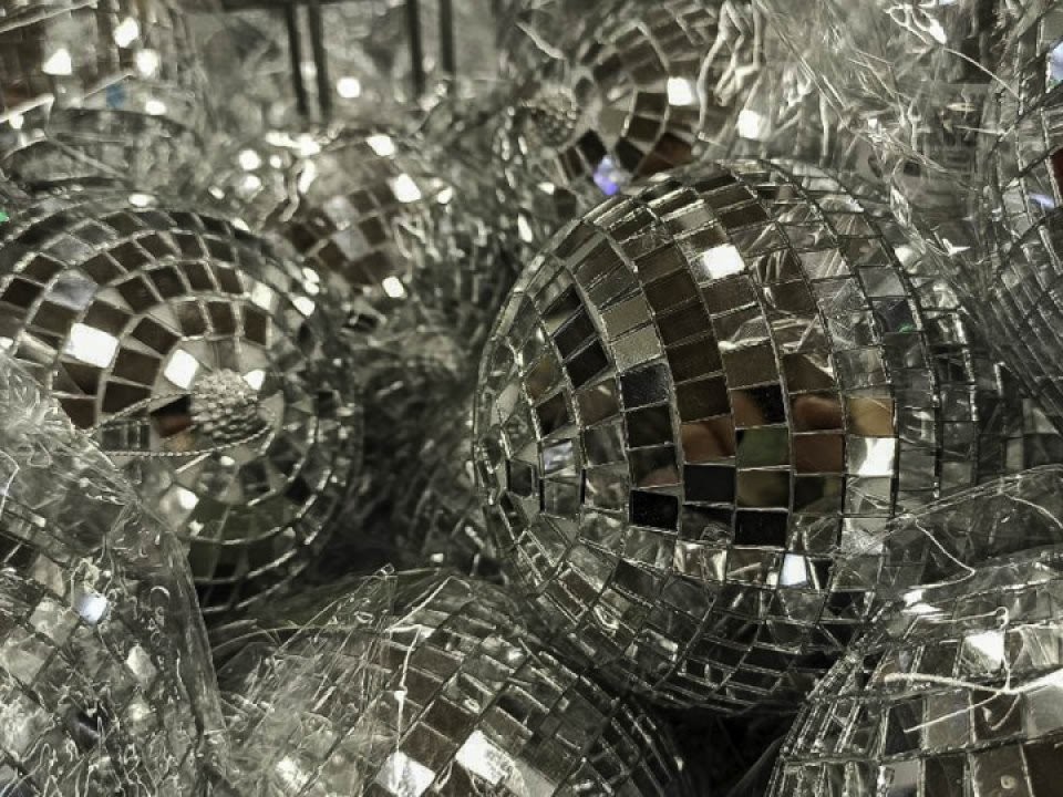 На станции Мытищи новогоднее настроение создают даже в самых необычных местах