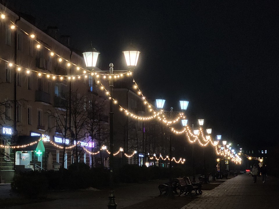 Сотнями огней озарились главная пешеходная улица и Никольский парк