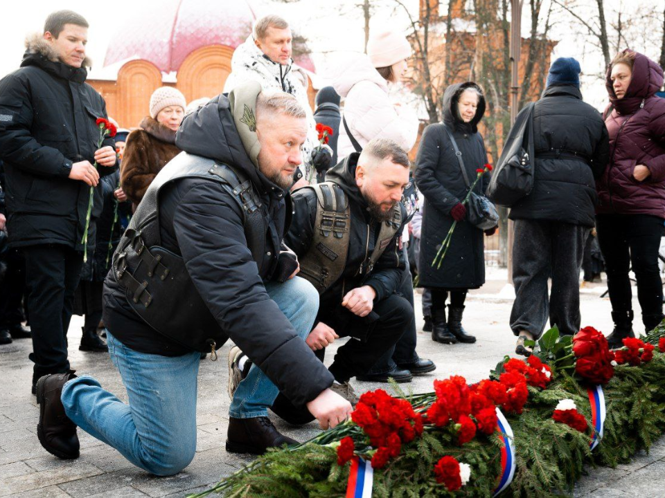 «Их мужество — пример верности долгу»: в Дзержинском ветераны СВО почтили память Героев
