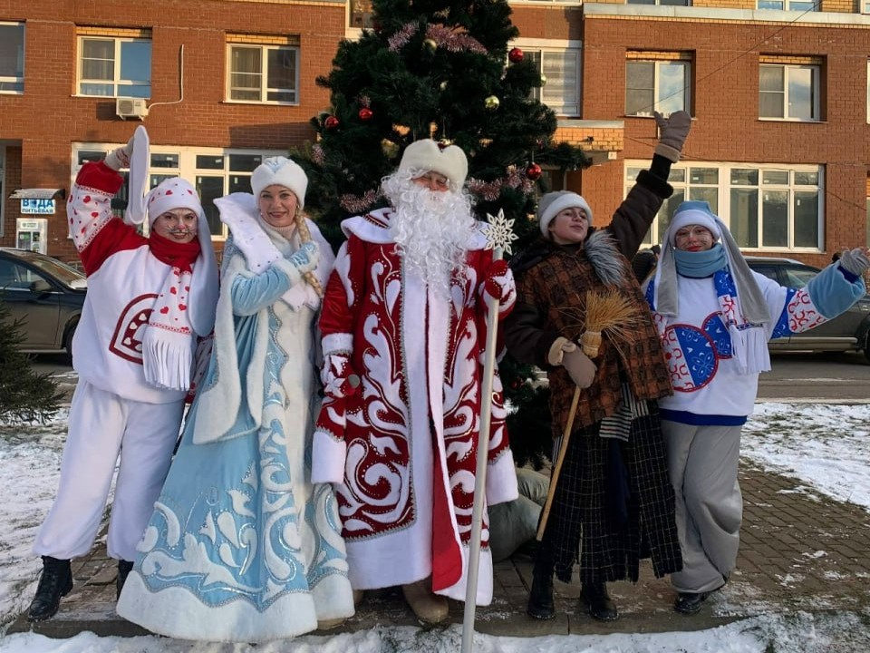 Зайцы, Ягуша и Дед Мороз: во дворах микрорайона Восточный устроили праздник для детей и взрослых