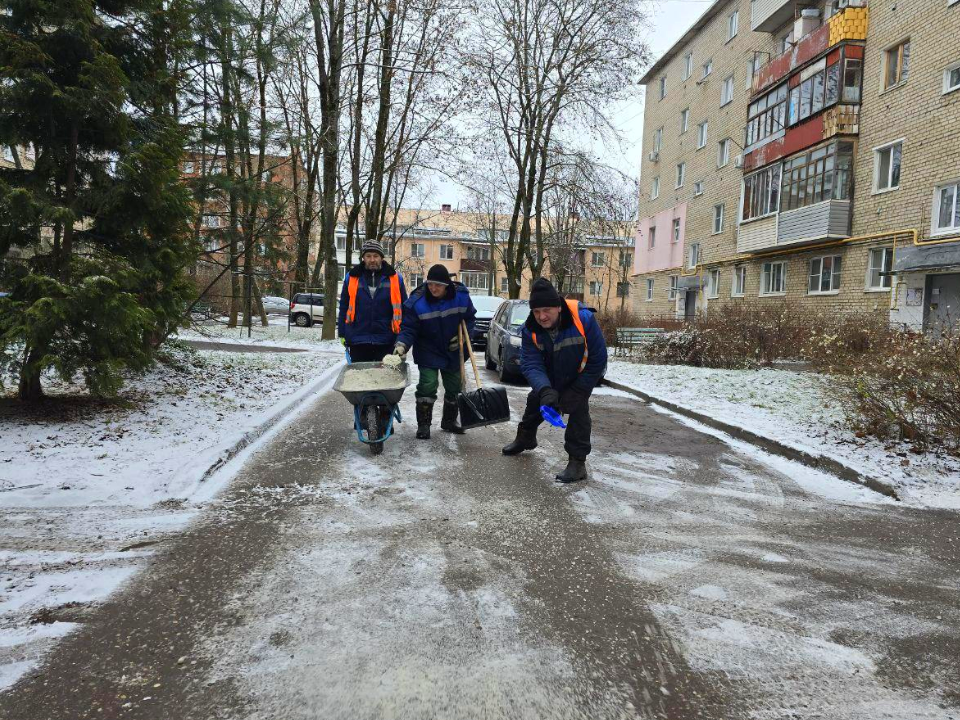 Дороги Можайска становятся безопаснее: Спецмашины и коммунальщики вступили в бой с гололедом