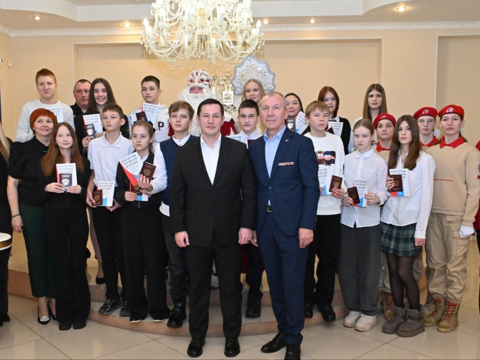 Снегурочка, Дед Мороз и подарки: как 16 подростков повзрослели за один день