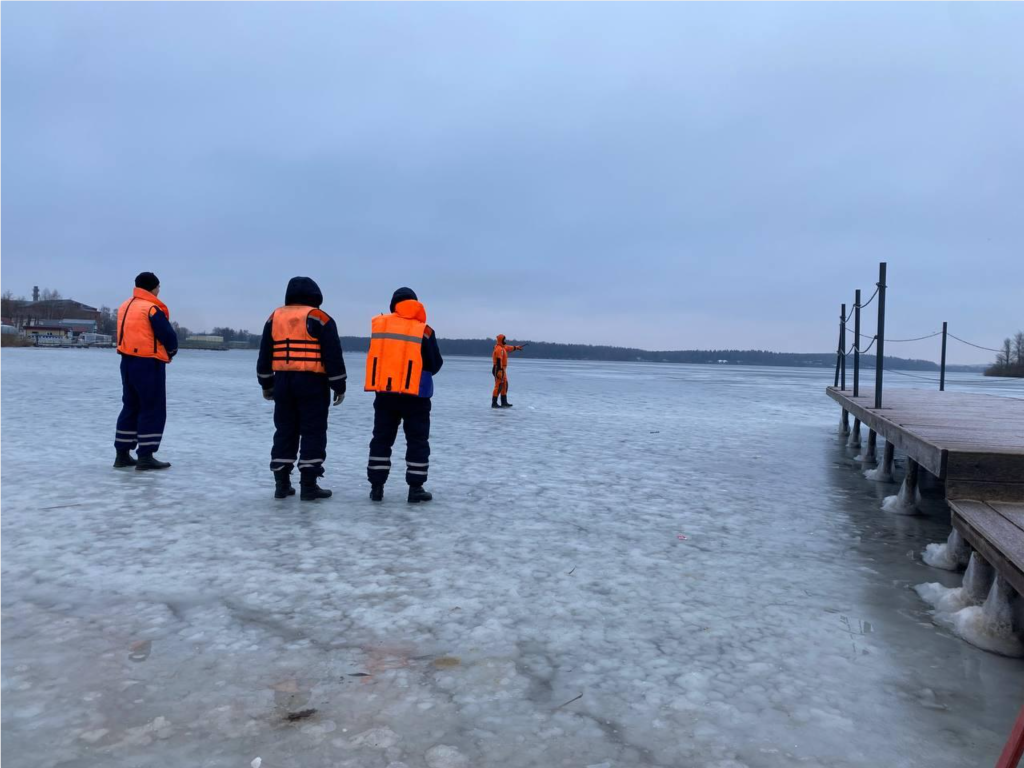 Спасатели предупреждают: выходить на лед на Сенеже опасно