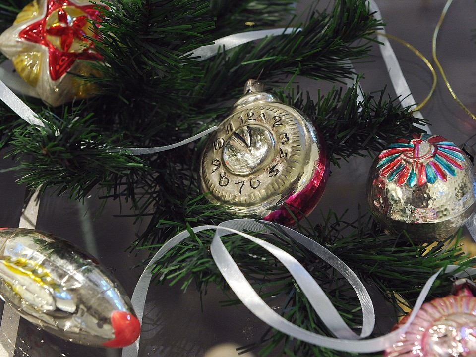 Как в СССР: хрусталь, салаты и елочные игрушки советской эпохи снова в тренде