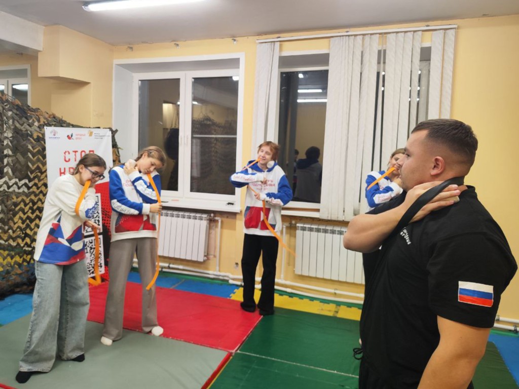 Навыки спасения жизни: в центре «Армеец» обучили волонтеров экстренным приемам