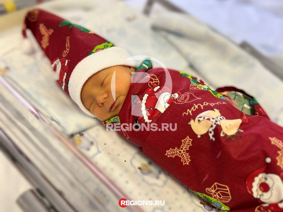 В Балашихинском роддоме мамам вручают «декабрят» в новогодних костюмах