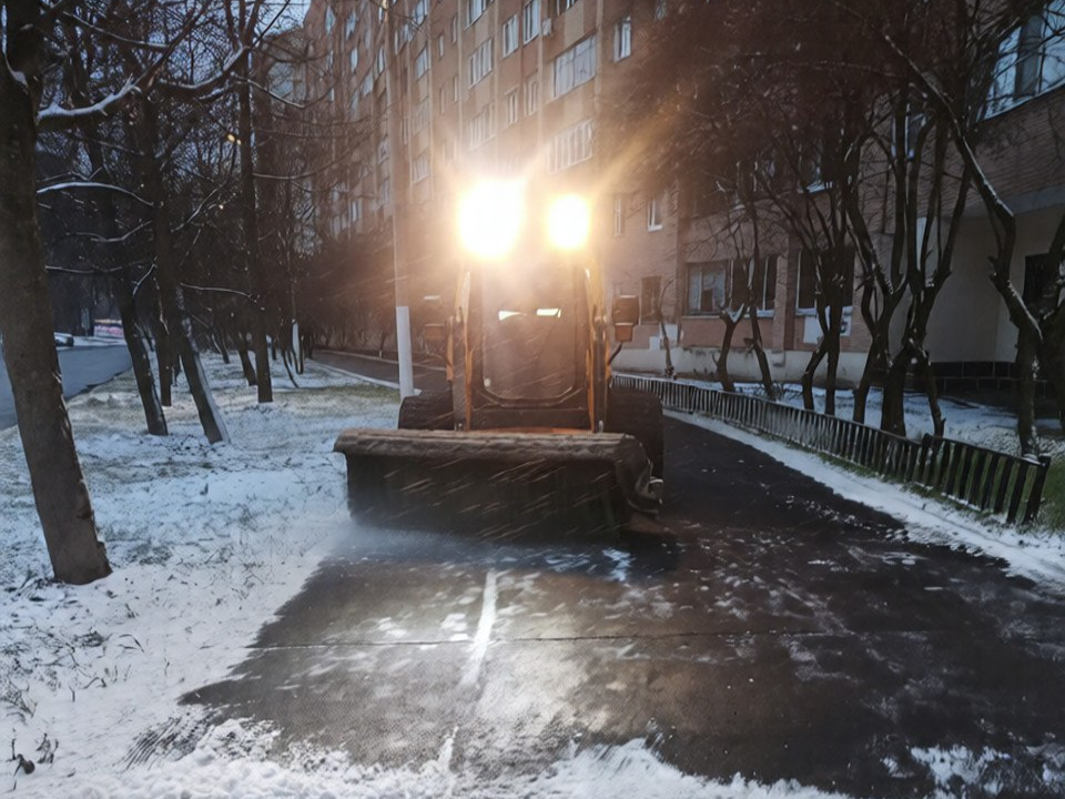 В Красногорске снег не стал помехой: коммунальные службы работают круглосуточно