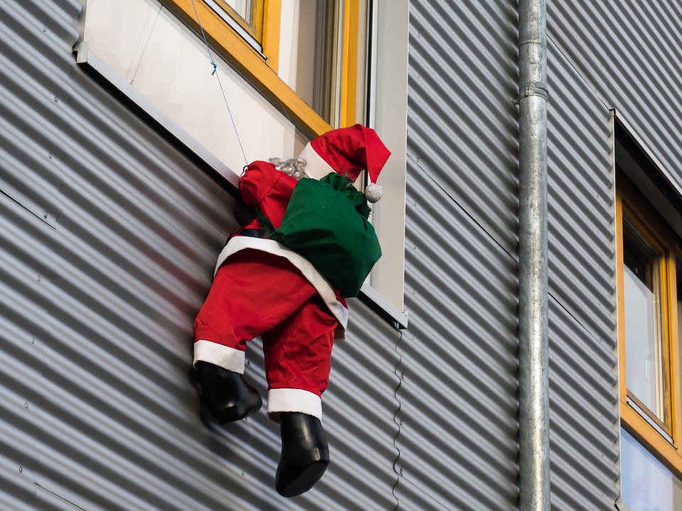 Дед Мороз-форточник штурмует многоэтажки Балашихи