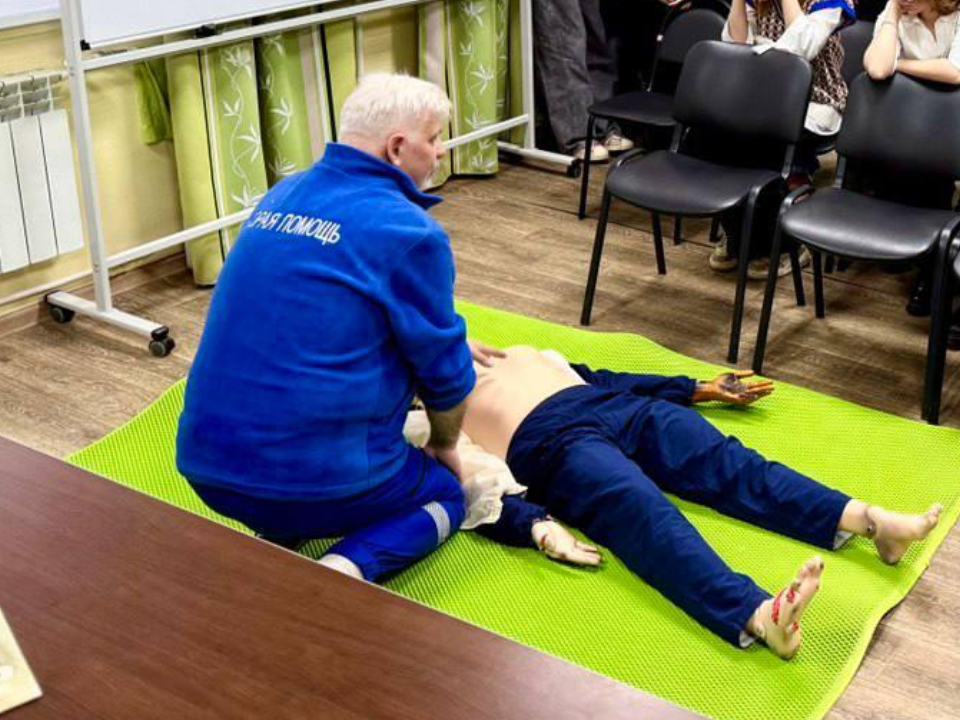 Медики Люберец обучили девятиклассников сердечно-легочной реанимации на манекенах