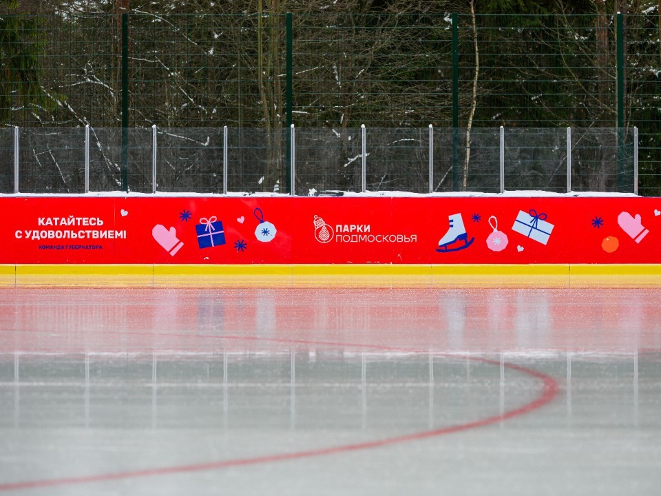Снег под каток в подмосковном Красноармейске выравняли две «легковушки»