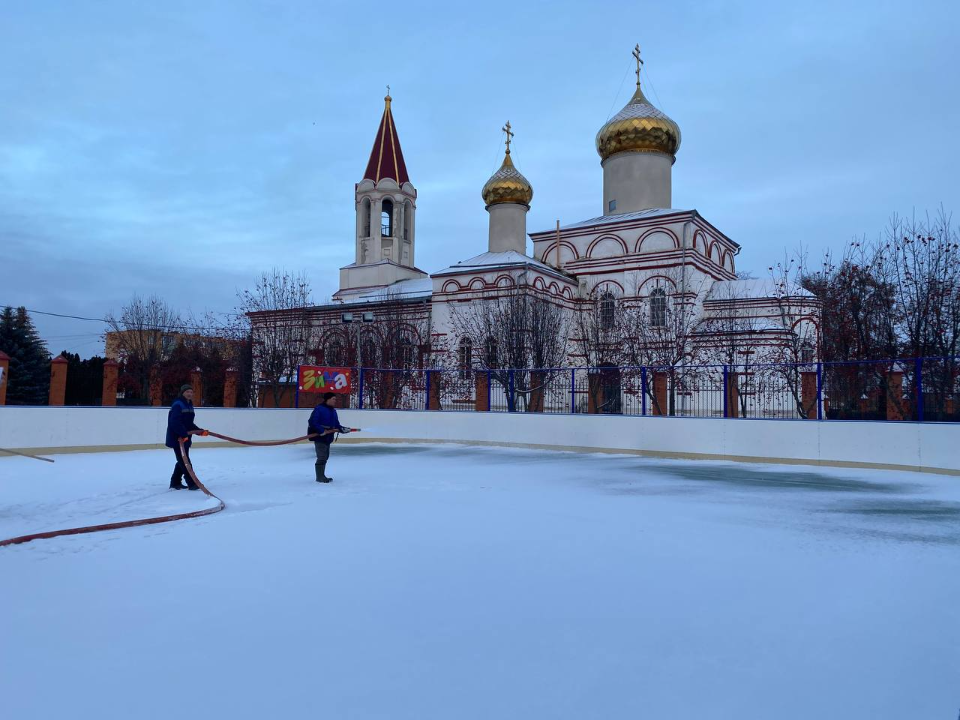 По четырем адресам в округе приступили к заливке катков