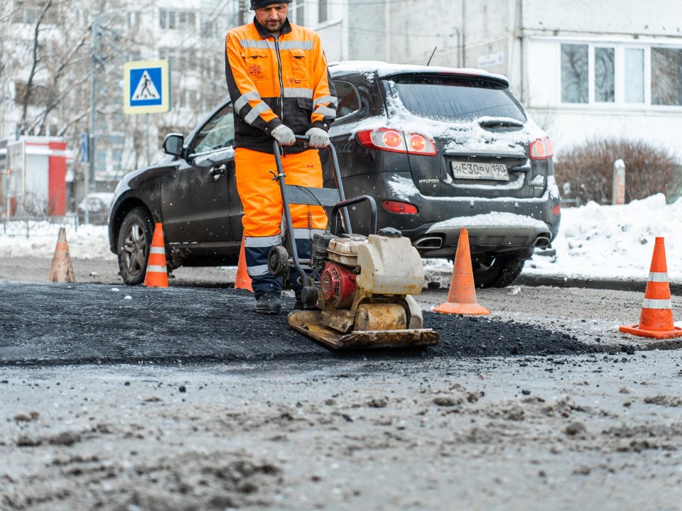 «Холодный патч» для дорог: Мосавтодор залатал ямы в семи населенных пунктах Волоколамска