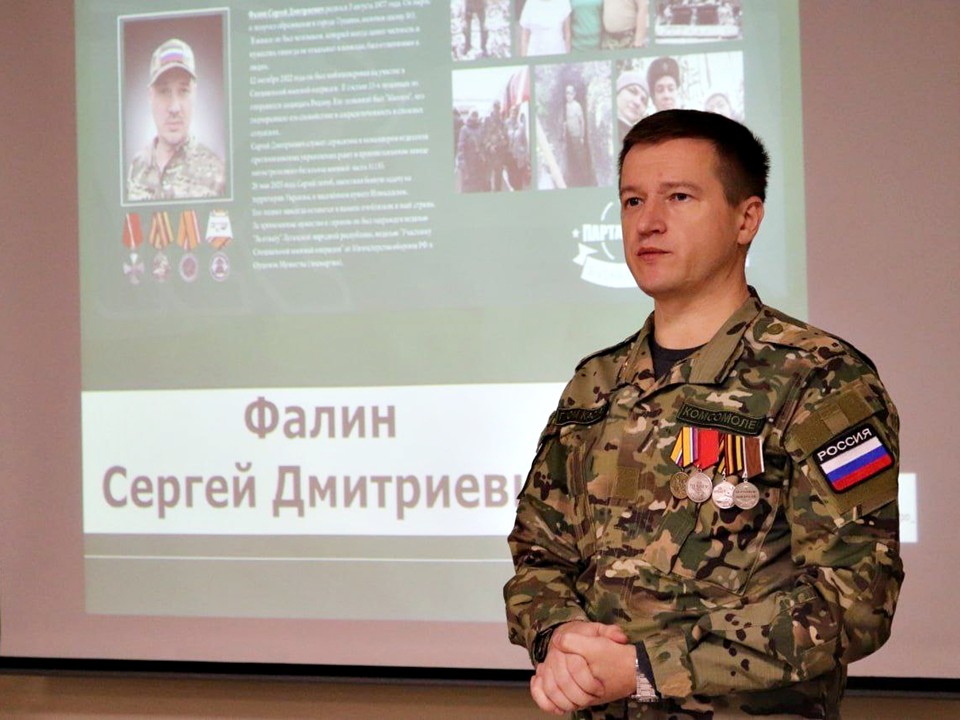 В честь военнослужащего СВО в Серпуховском округе открыли Парту Героя