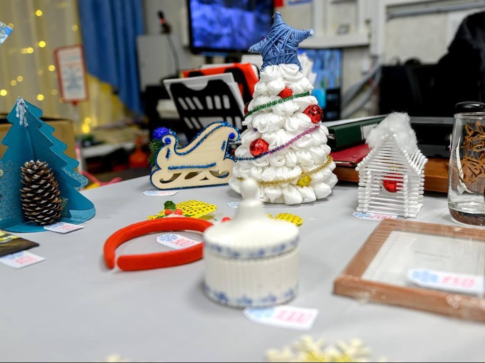 Елочные игрушки и статуэтки: что нужно успеть купить на благотворительной ярмарке в Подольске