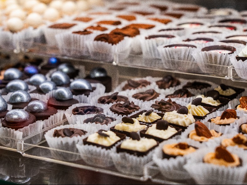 Кондитеры подались в стахановцы: какие сладкие сюрпризы готовят к Новому году в Подмосковье и что станет хитом сезона