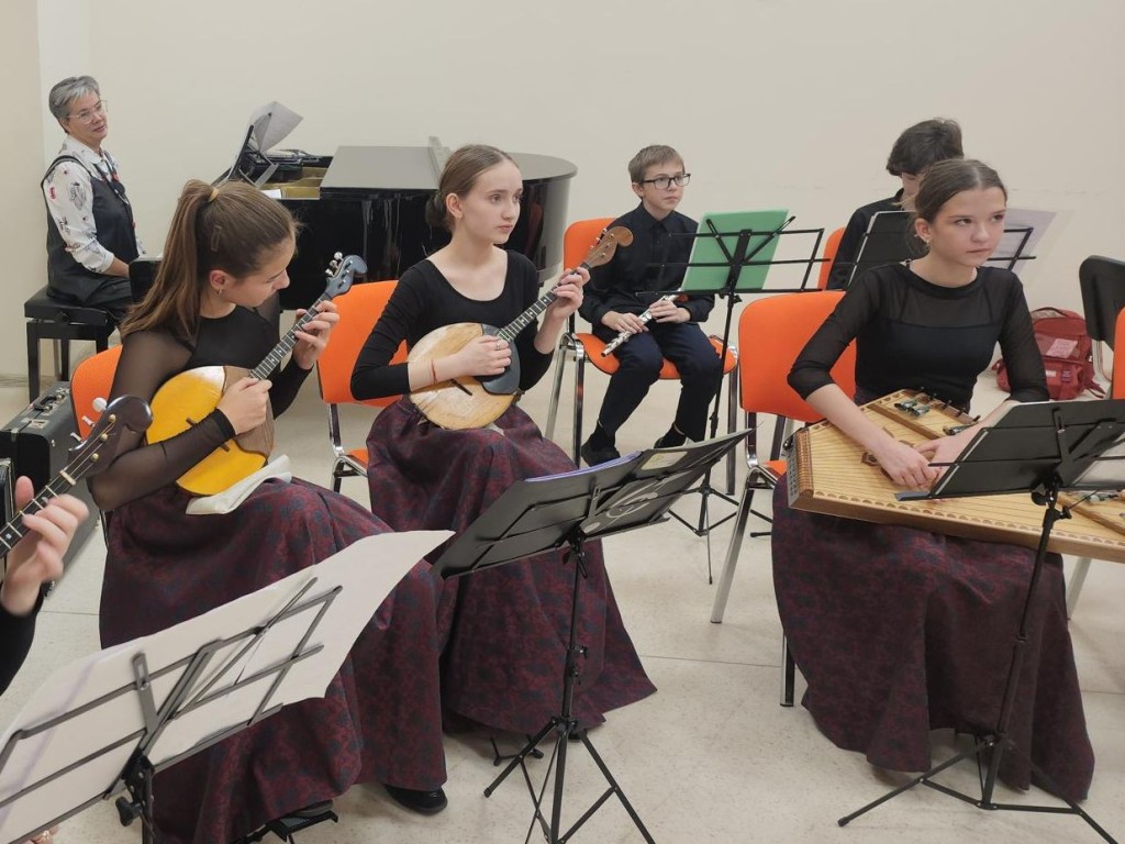 Гусли в Красногорске: в школе им. Наседкина возрождают древнерусский инструмент