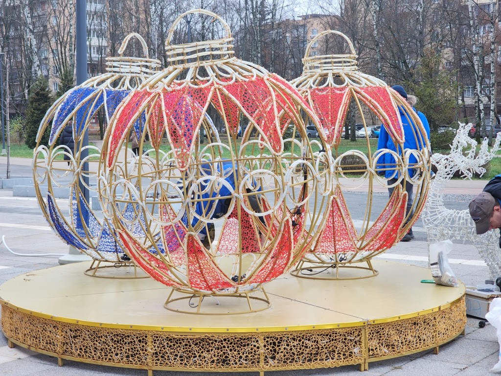 Олени и гирлянды: в наукограде создают новогоднюю атмосферу на площади Фортова