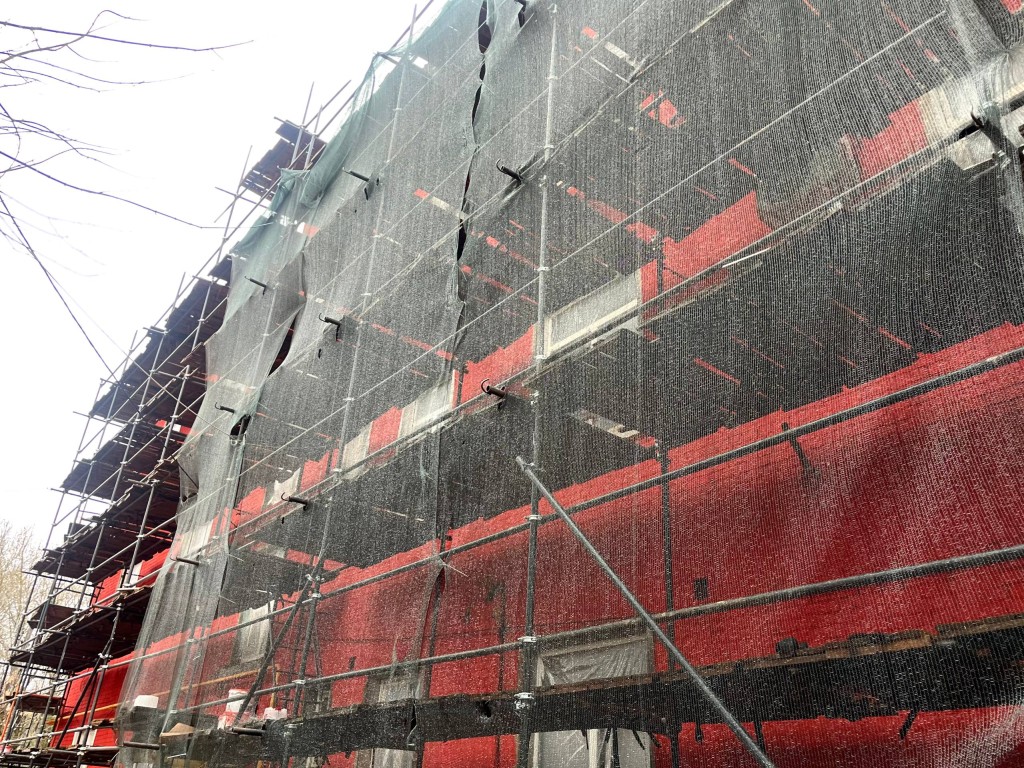 Обновление фасадов и подъездов завершается в городе