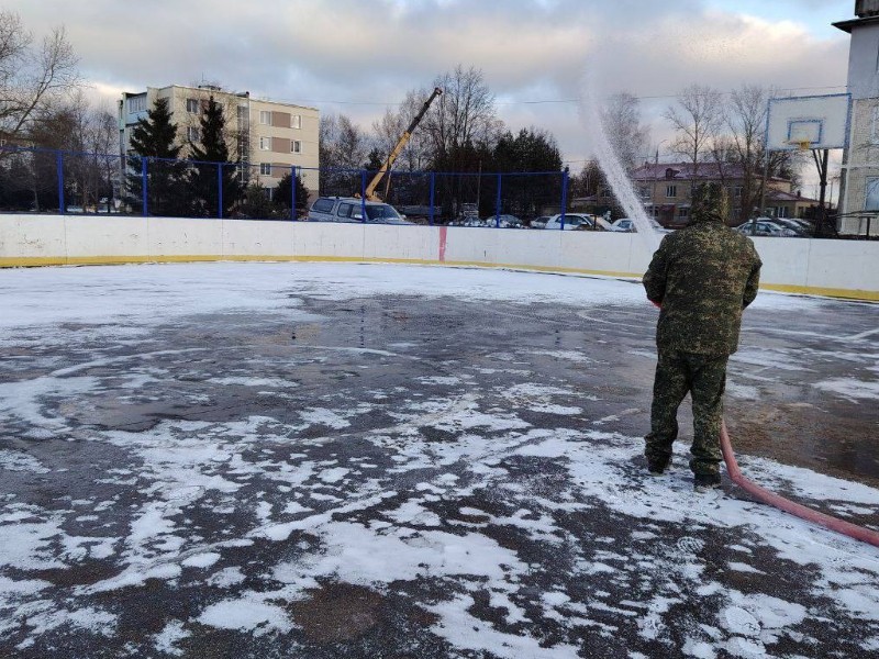 В Можайске начали заливать хоккейные коробки к зимнему спортивному сезону