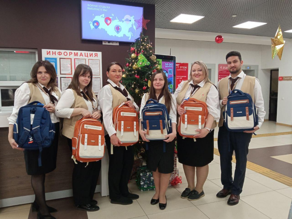 Рюкзаки, канцелярия и сладости для ребят с особых территорий: сотрудники мытищинского МФЦ стали помощниками Деда Мороза