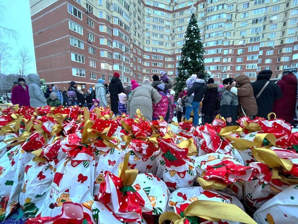 «Маша и Медведь» в поисках Деда Мороза: как в Пушкино устроили дворовый праздник