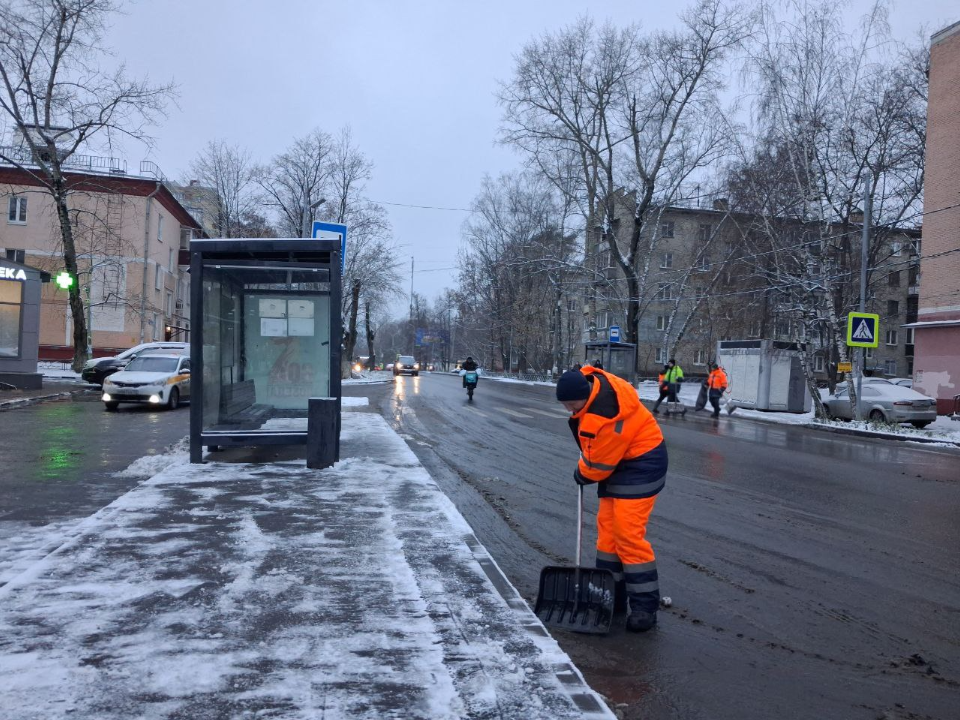 Обрабатывают дороги и тротуары: коммунальные службы Люберец вышли на уборку снега
