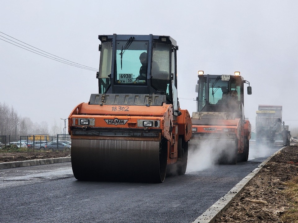 В Свердловском на улице Березовой укладывают второй слой асфальта на новой дороге