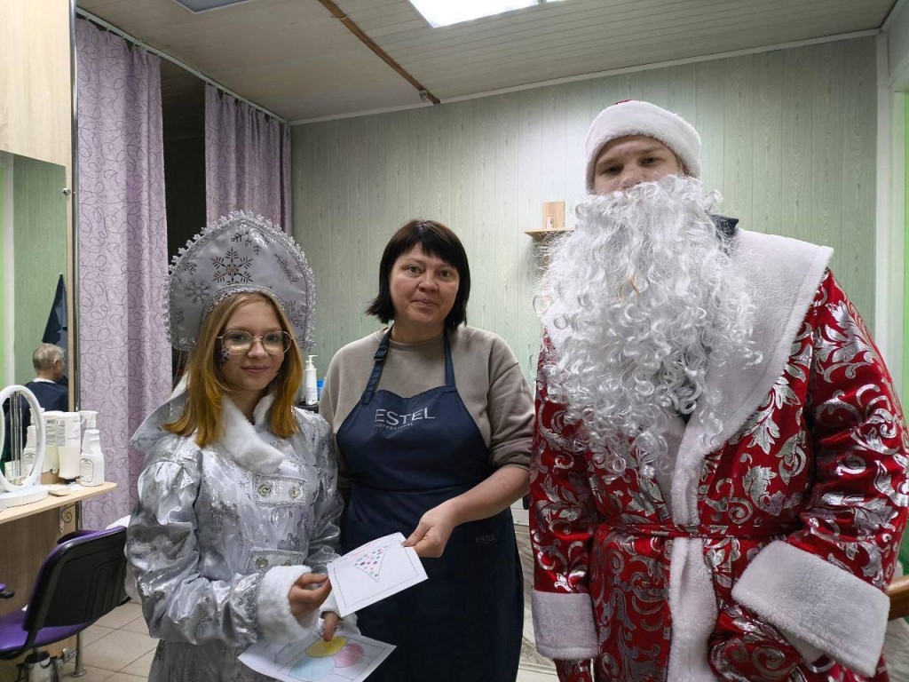 В Рузском округе волонтеры поздравили учителей с наступающим Новым годом