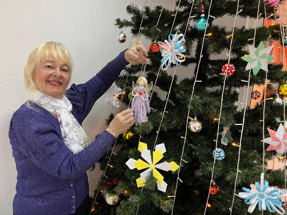 Участники «Активного долголетия» творят чудеса: мастер-классы превращают простые материалы в новогодние украшения