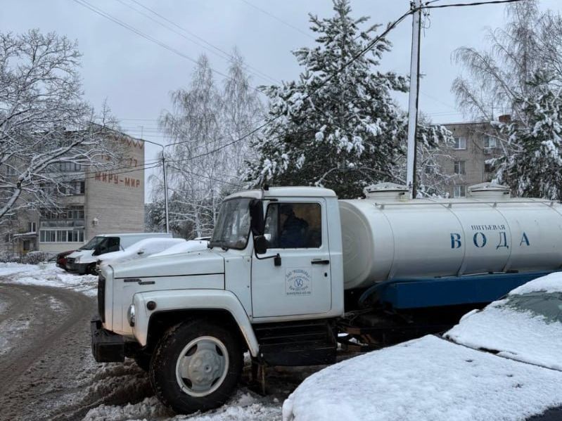 Цистерна с водой дежурит в Красногорске не период ремонтных работ на водопроводе