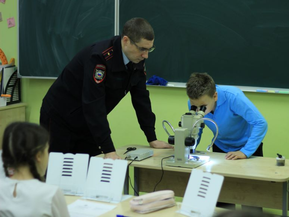 Эксперт-криминалист научил первоклассников школы №12 снимать отпечатки пальцев