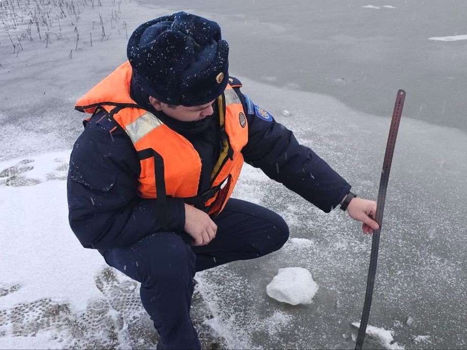 Опасная ловушка: спасатели Можайска предупреждают о коварстве декабрьского льда
