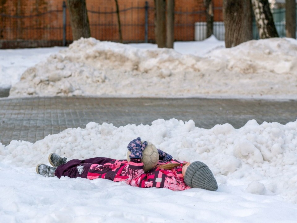Минимум три слоя: педиатр объяснила, как правильно одеть ребенка на зимнюю прогулку