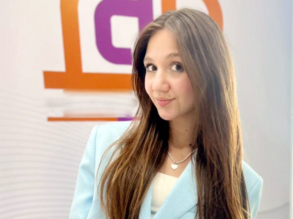 Победительница шоу Голос.Дети Олеся Казаченко спела на окне многоэтажки