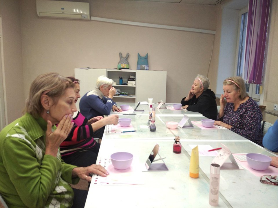 Искусство ухода за кожей лица постигали щелковские пенсионеры на бьюти-уроке