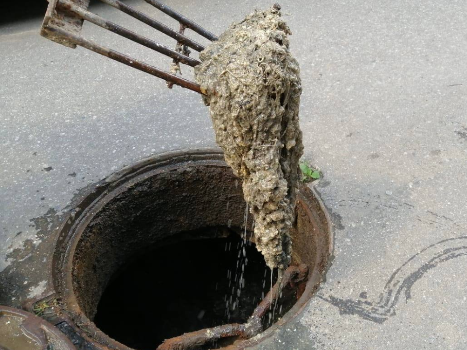 От салфеток до простыней: что находят в трубах Домодедова