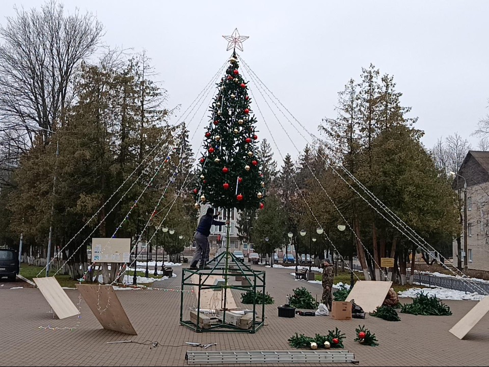 Восход встретил зиму по‑сказочному: восьмиметровая елка стала новой точкой притяжения