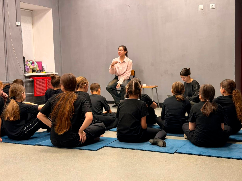 Выпускница провела мастер-класс для юных артистов в родной школе искусств