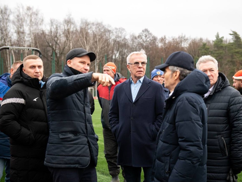 Легендарный спортсмен Фетисов проверил работы на стадионе «Полет»