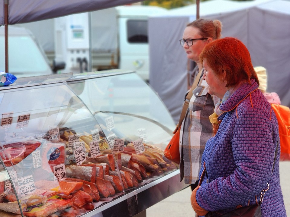 У Торговых рядов открыли новогоднюю ярмарку с фермерскими продуктами