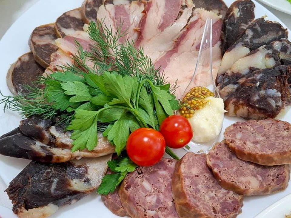 Огненные оттенки и натуральные продукты: как накрыть новогодний стол, чтобы привлечь удачу