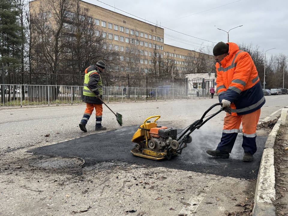 Дорожники заделали ямы на улице Нагорной после обращения жителей