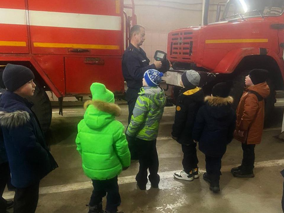 Экскурсия в пожарно-спасательную часть: первоклассники познакомились с профессией пожарного и получили памятки по безопасности