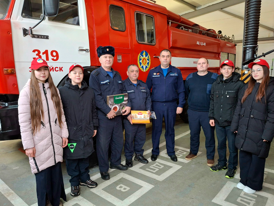Зарайские школьники пришли в гости к спасателям и принесли подарки