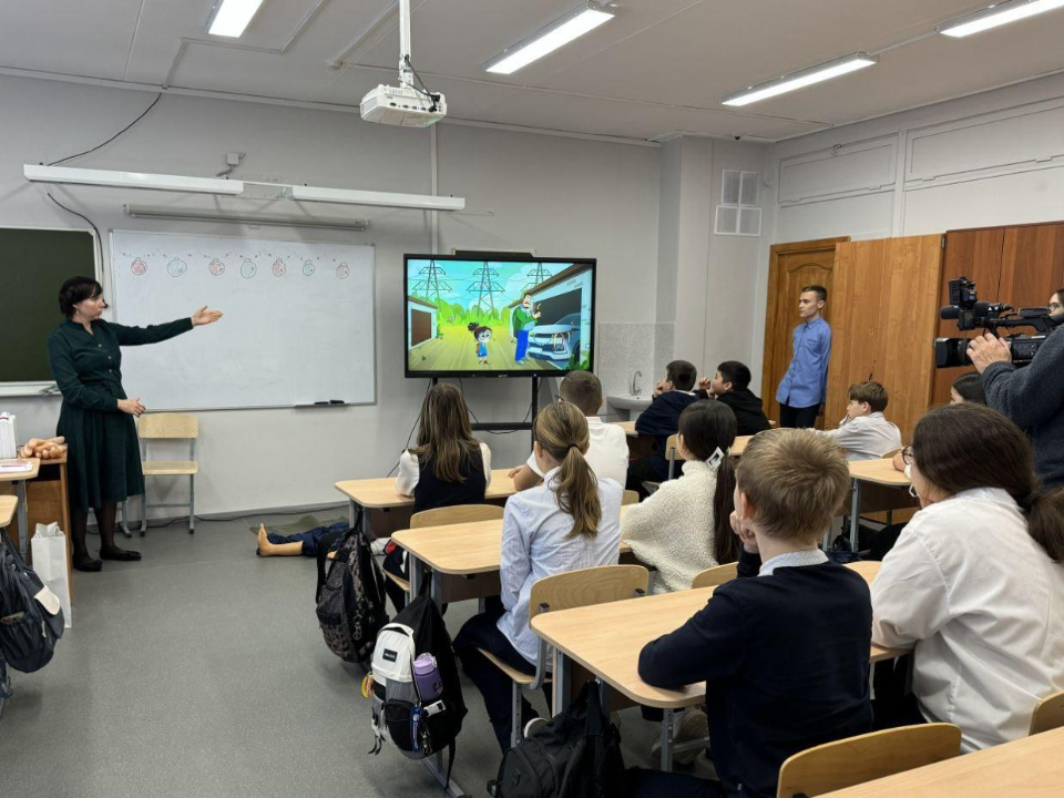 В школах Подмосковья появился герой Маша Лампочкина: она объясняет детям, как безопасно обращаться с электричеством