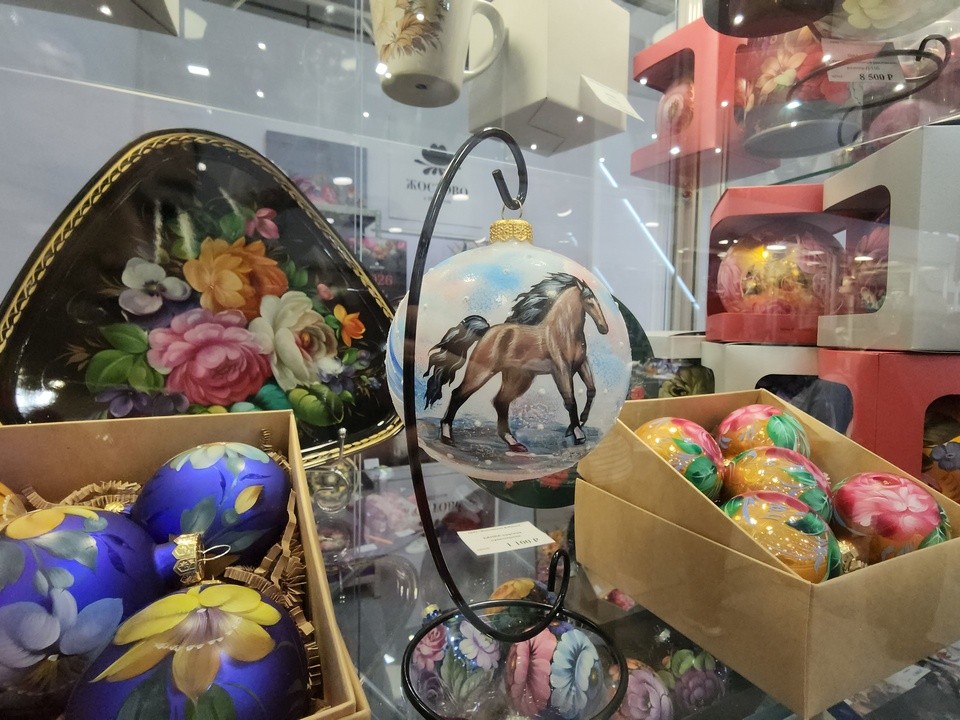 Тончайшая работа: уникальные елочные игрушки от мастеров из Мытищ показали на столичной выставке