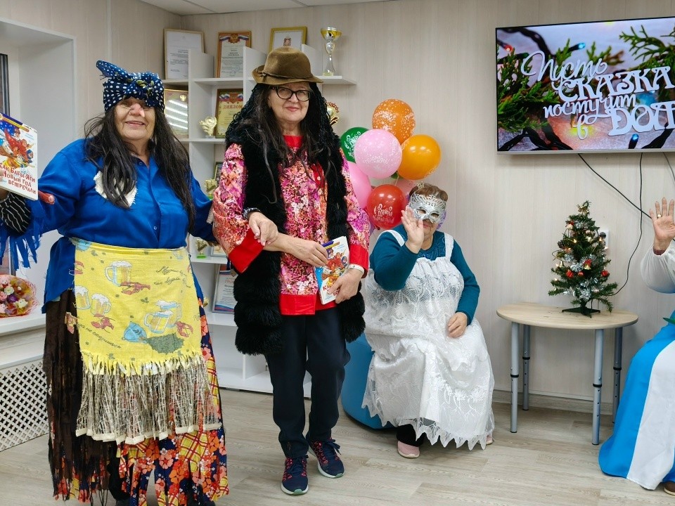 Баба Яга вышла замуж за лешего и отпраздновала день рождение в Лотошине