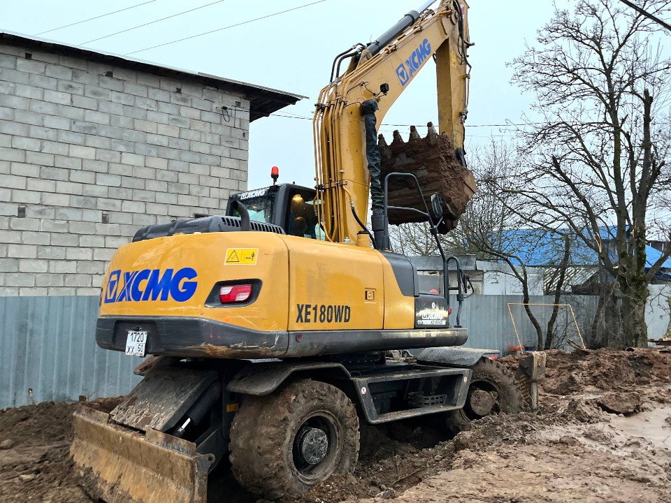 В микрорайоне Восточном строители прокладывают новую канализационную трубу